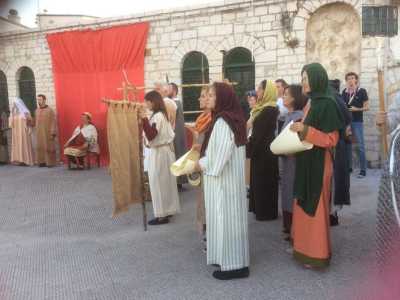 Alcuni figuranti del corteo in abiti medievali
